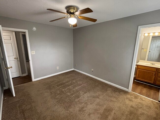 Building Photo - 210 Maple Leaf Ln
