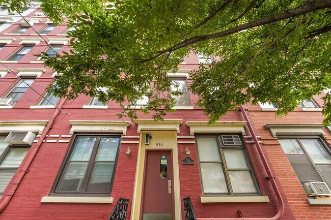 Building Photo - 813 Park Ave