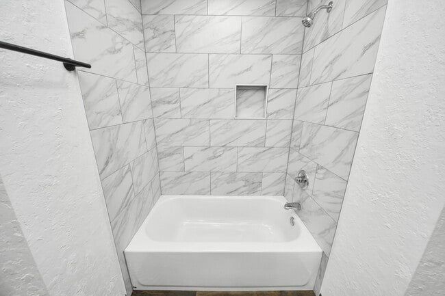 Building Photo - 616 S Rivershire Dr