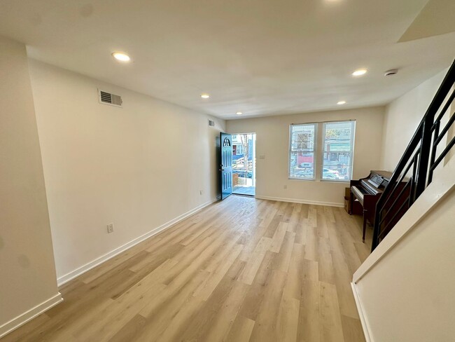 Building Photo - Fully renovated, bright, and spacious 3-bedroom, 1.5-bath home in an amazing location.