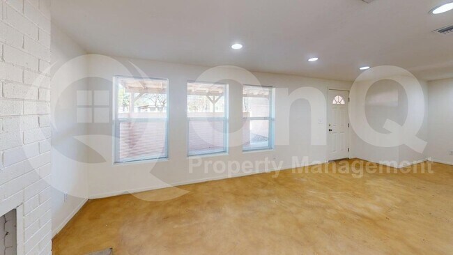 Building Photo - 216 E Waverly St