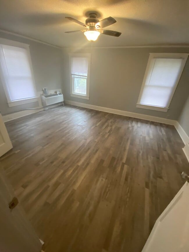 Building Photo - Dowtown Gadsden - Newly Renovated- Spacious
