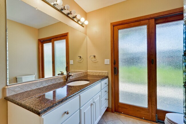 Building Photo - Excellent 3 Bedroom 2 Bath In A Great Neig...