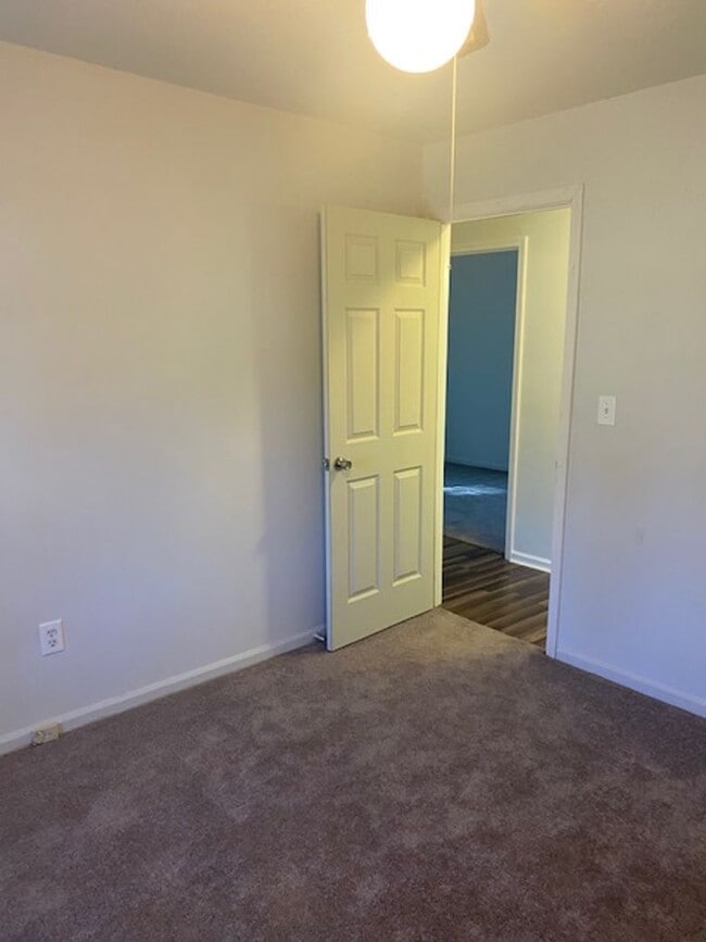 Building Photo - 3 bed 2 bath Brick Ranch