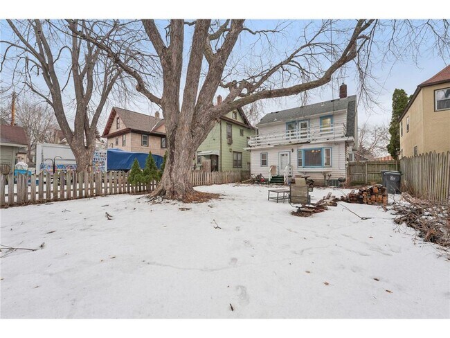 Building Photo - 661 Surrey Ave E