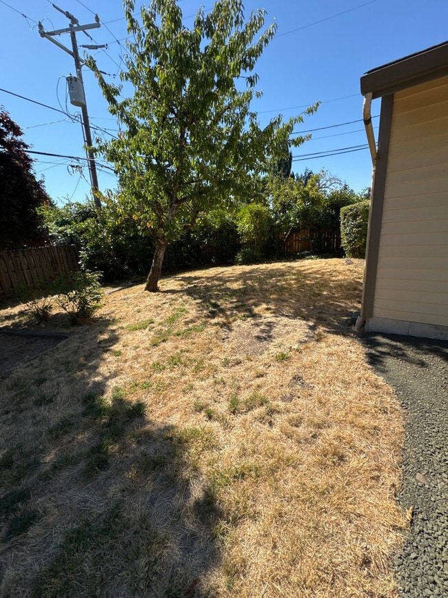 Building Photo - Cute 3 Bedroom 1 Bath in NW Corvallis! Sma...