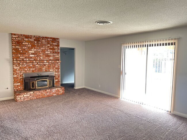 Building Photo - SOUTHWEST BAKERSFIELD  MOVE-IN-SPECIAL **FIRST MONTH'S RENT FREE!!**