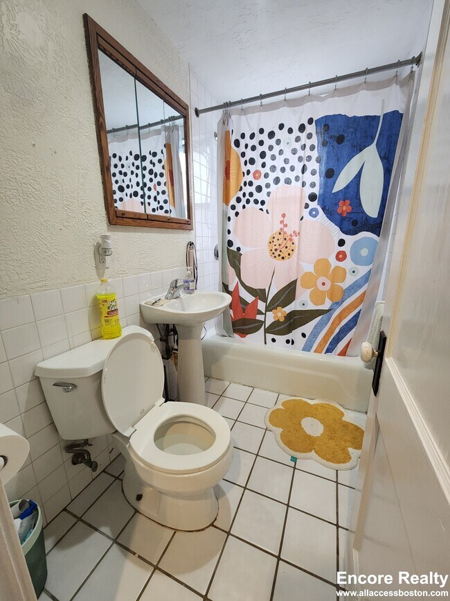 Building Photo - 240 Kelton St