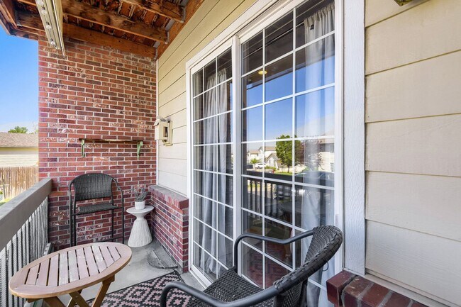 Building Photo - Charming 2 bedroom/ 2-bathroom ground floor- Great location - 1 car garage! Move in now get July ...