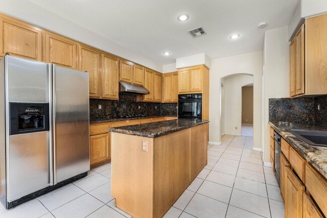 Building Photo - Luxurious Home in Gated Community