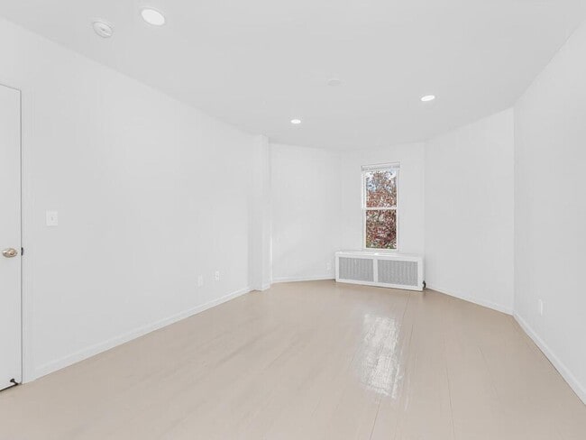Building Photo - 7 Sproat St