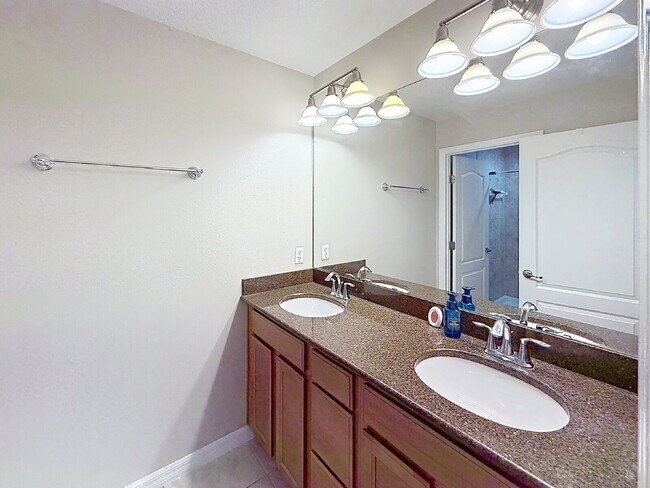 Building Photo - FURNISHED 4 bedroom townhome in Paradise Palms!
