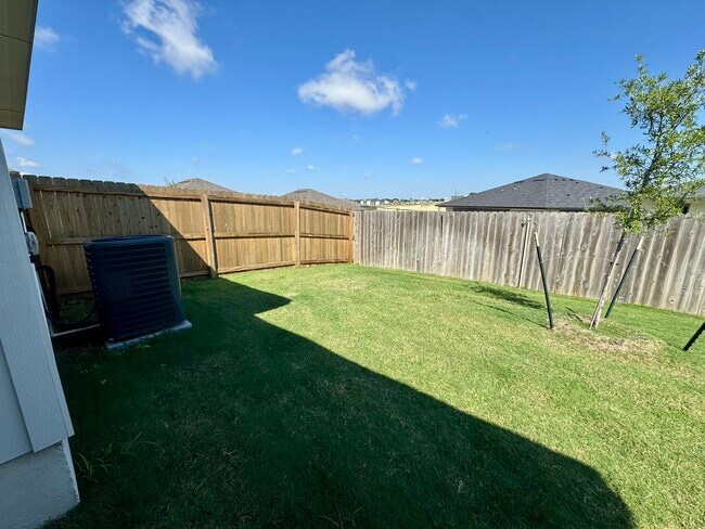 Building Photo - 5111 Rose Gdn Lp