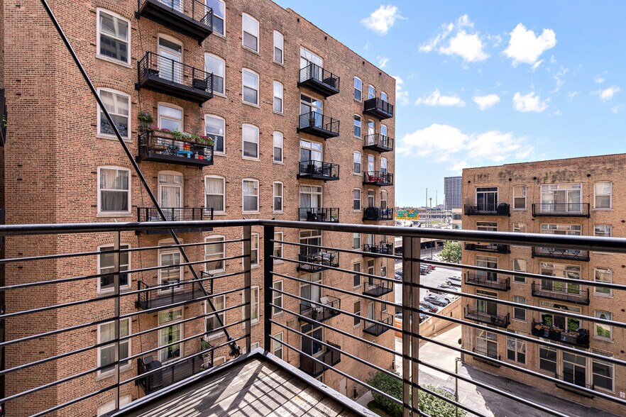 Building Photo - 420 S Clinton St