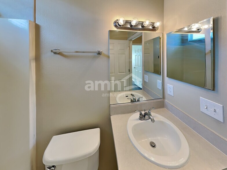 Building Photo - 823 Springwood Cir