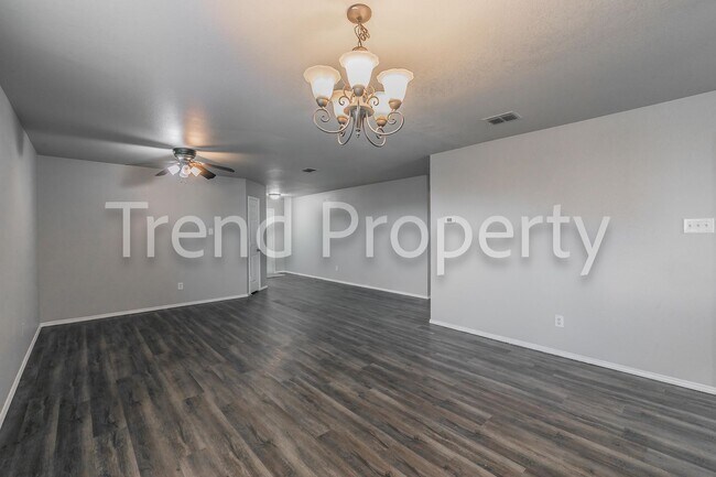 Building Photo - Beautiful Single Story 4 bedroom in Burles...