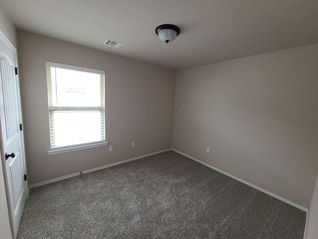 Building Photo - 3 bed 2 bath in Yukon! Stunning finishes, ...