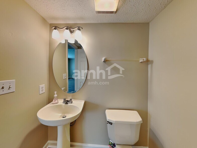 Building Photo - 803 Green Woods Dr