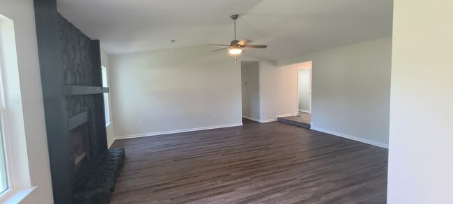 Building Photo - 104 Coachman Ln