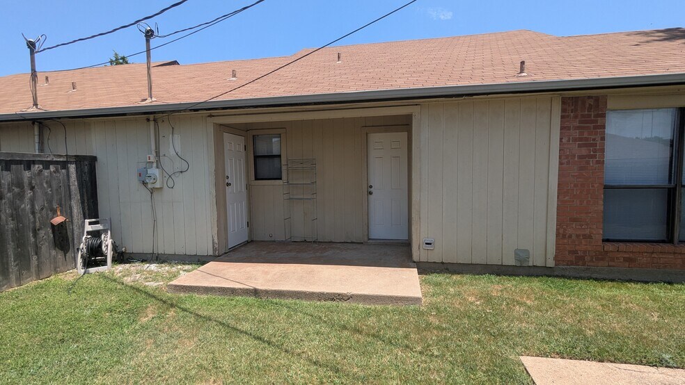 Building Photo - 711 Hillcrest Ct