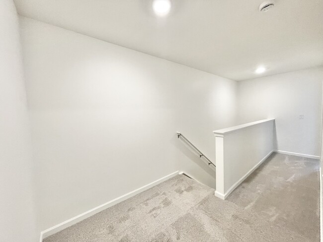 Building Photo - 3 br 2.5 ba townhome with garage