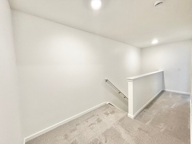 Building Photo - 3 br 2.5 ba townhome with one car garage n...