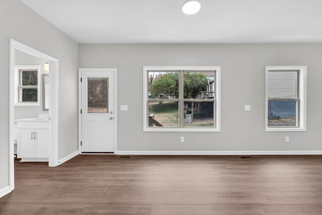 Building Photo - 420 S 2nd St