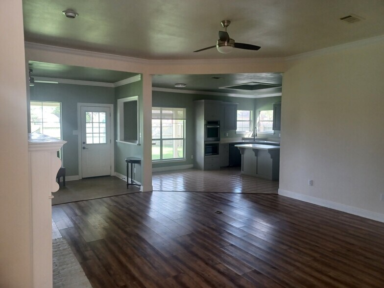 Building Photo - 1179 Springlake Dr