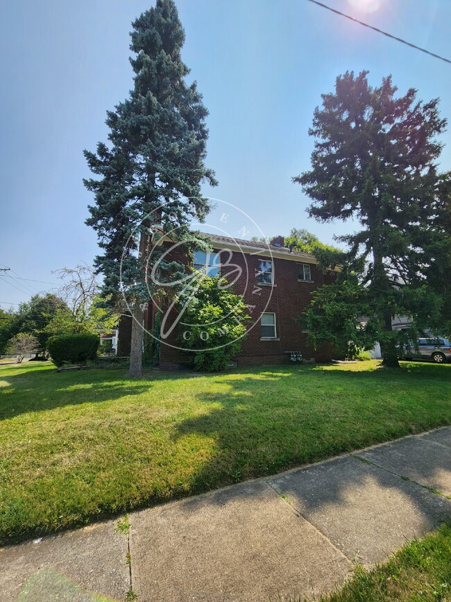 Building Photo - Charming Upper Duplex ready for you to cal...
