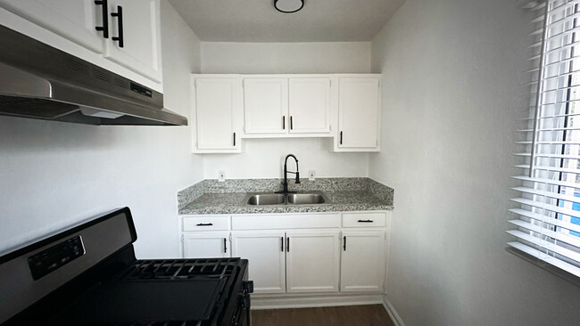 Building Photo - 4873 Ascot Ave