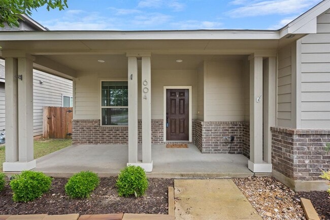 Building Photo - 604 Palmilla St