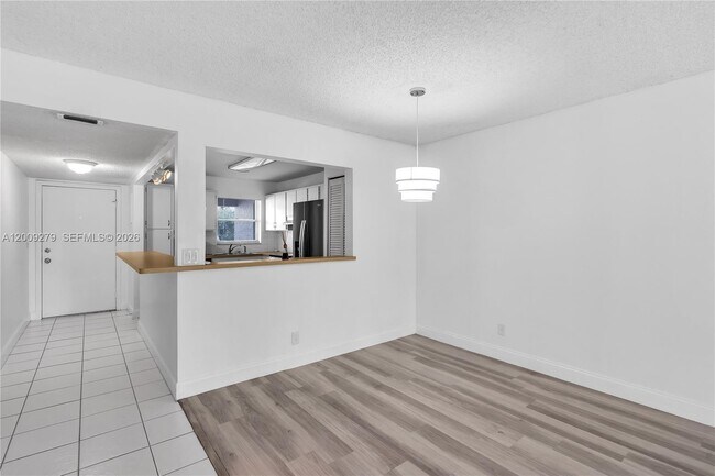 Building Photo - 8513 Old Country Manor