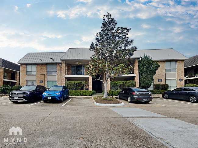 Building Photo - 2230 S Piney Point Rd