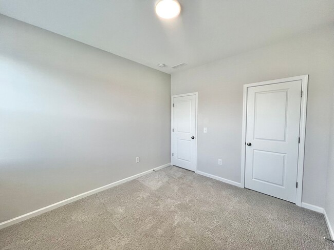 Building Photo - Newly Remodeled 4BD, 2.5BA Durham End Unit...