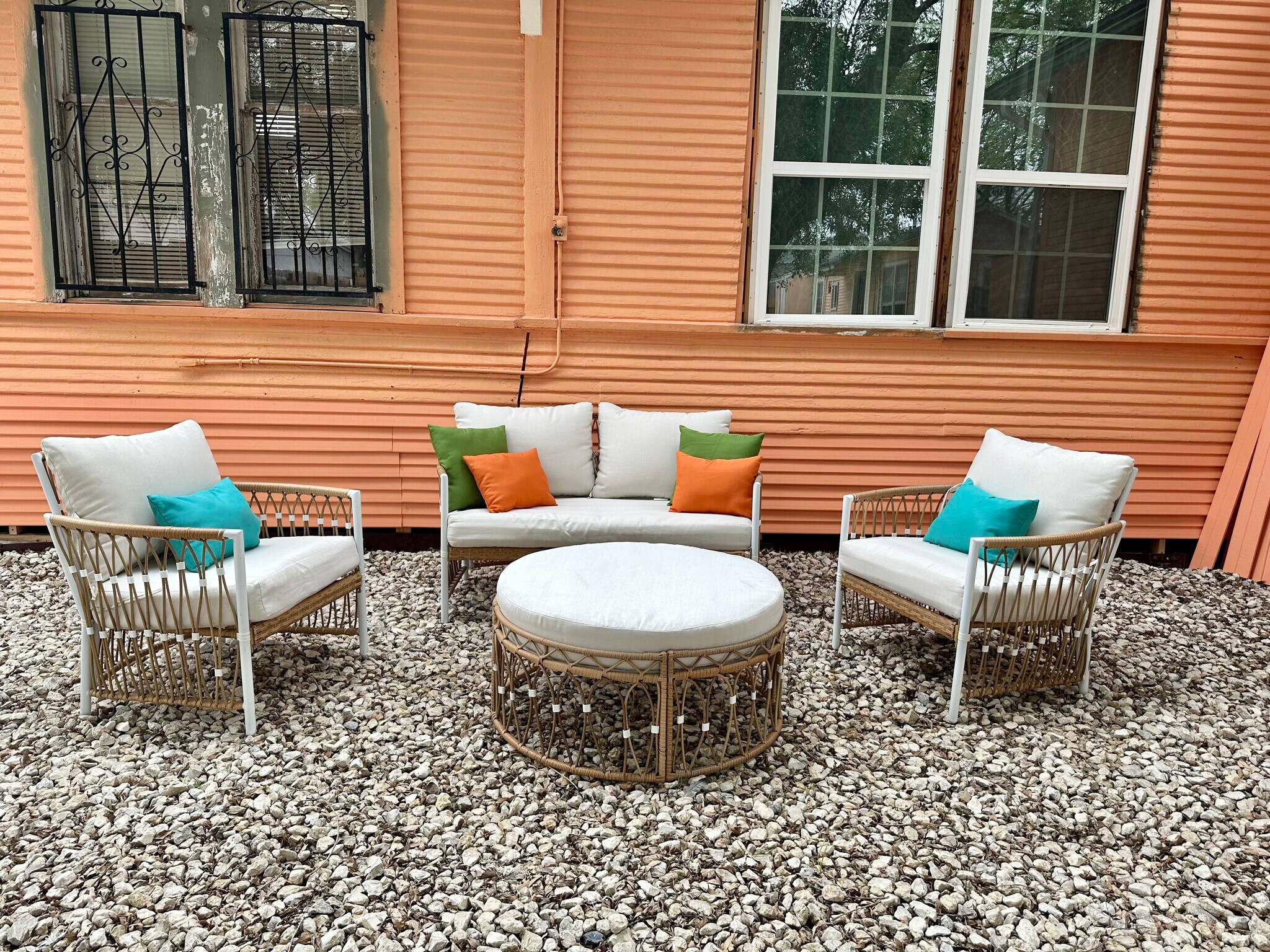 Backyard patio seating - 2811 Buena Vista St