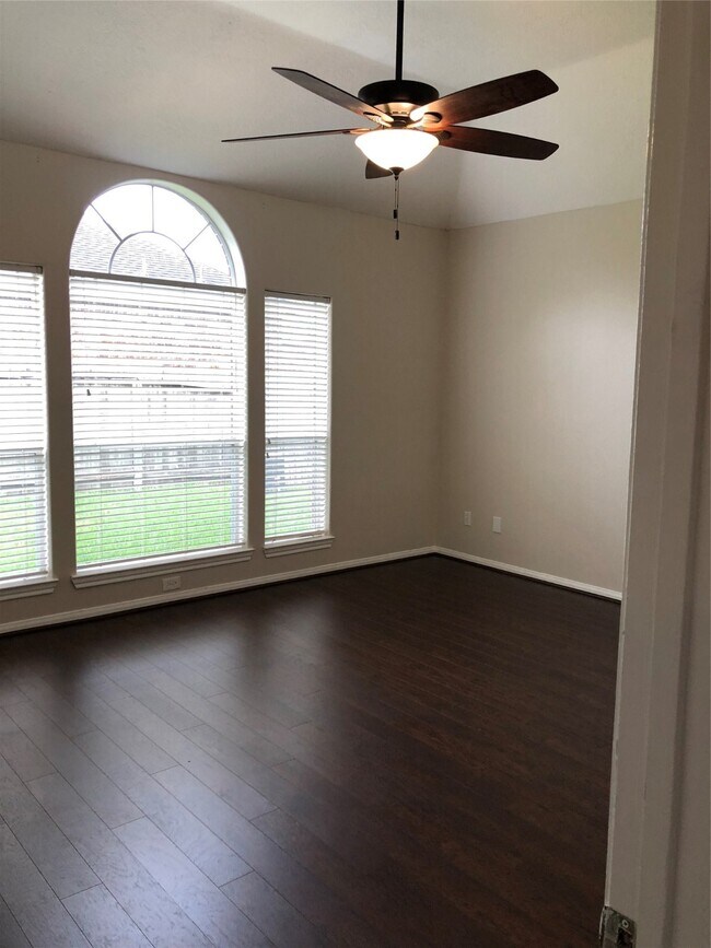 Building Photo - 818 Oak Lodge Ct