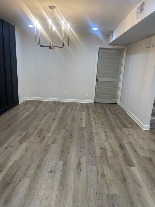 Building Photo - Knoxville 37918 - 2 bedroom, 2.5 bath Townhome - Contact Lisa Vineyard & Shannon Russell (865) 21...