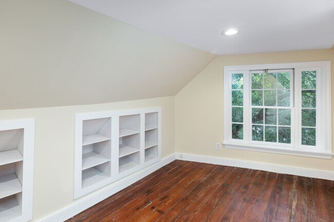 Building Photo - 3 Bedroom, 1.5 Bathroom Home Downtown - Charleston