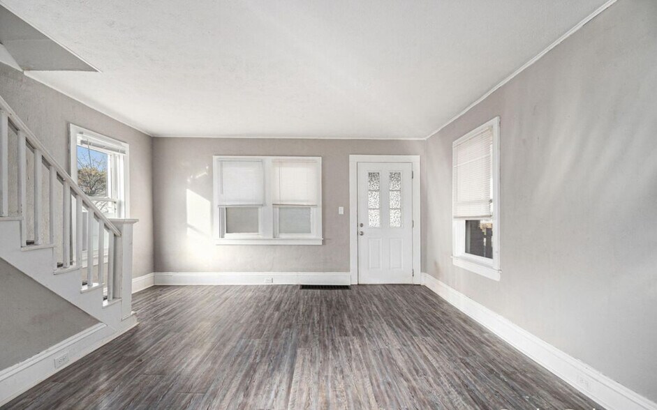 Building Photo - 778 Eleanor St NE