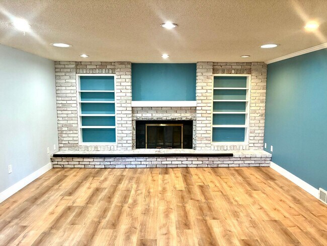 Building Photo - Beautiful open floorplan - 3 Bedroom/ 2 Bath - HUGE fenced backyard