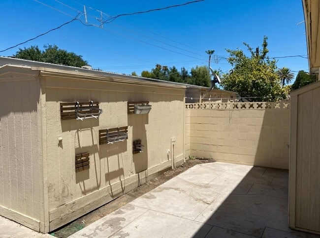 Building Photo - 4809 S Mill Ave