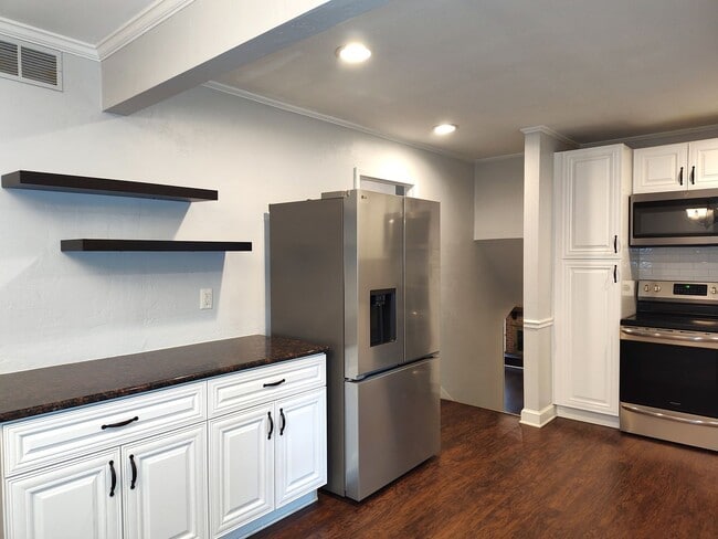 Building Photo - Charming split level home located in the Mcclintock Woods Community in Charlotte!