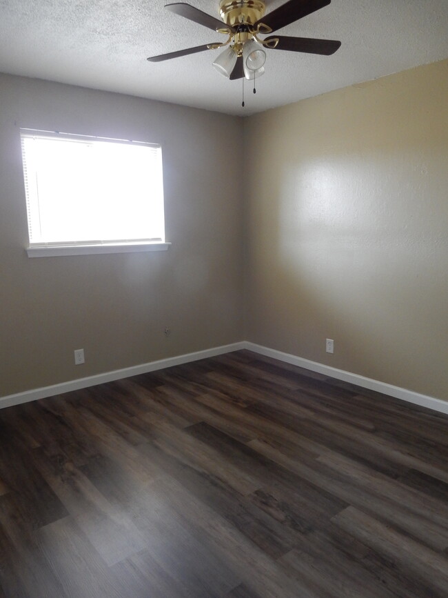 Guest Bedroom - 12307 shadyview dr