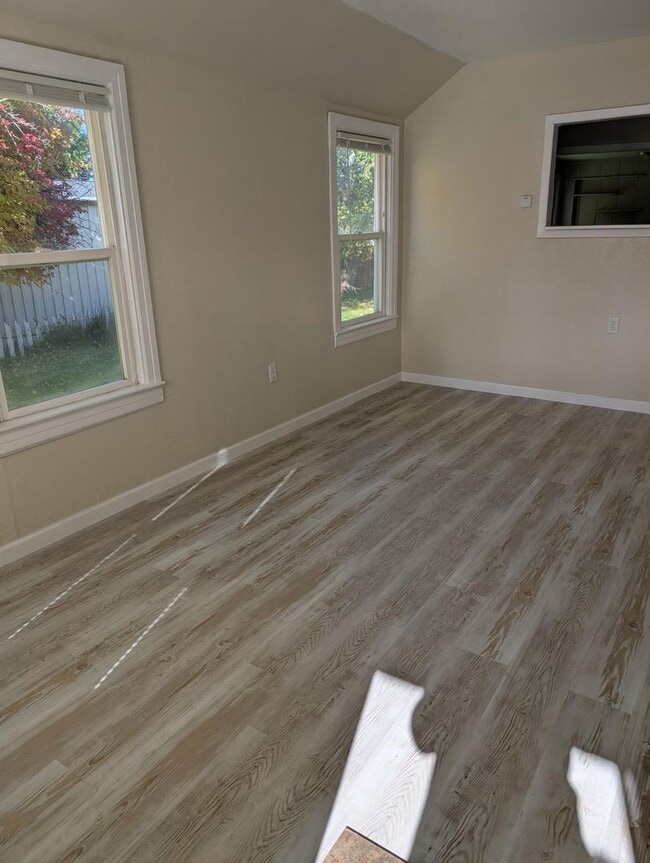 Building Photo - 2 Bedroom 1 Bath- Home