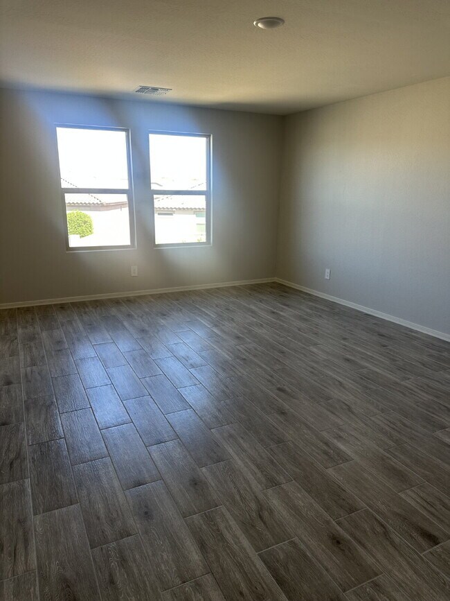 Building Photo - Beautiful, Spacious, and Newer Home, Solar Included!