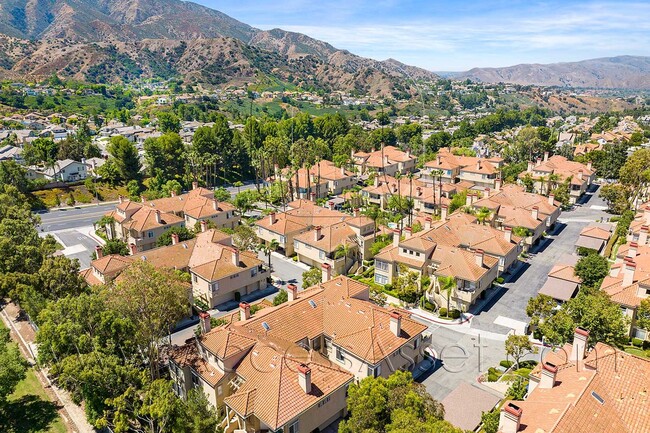 Building Photo - Luxury 2 Bed/2 Bath Condo Home In The Desi...
