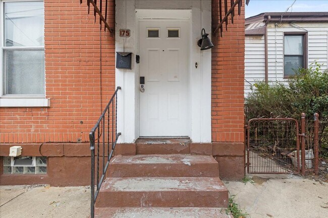 Building Photo - Renovated 3-bed, 2.5-bath house in Heart o...