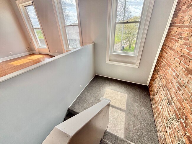 Building Photo - NuLu - Butchertown! Spacious 1BR in Historic District