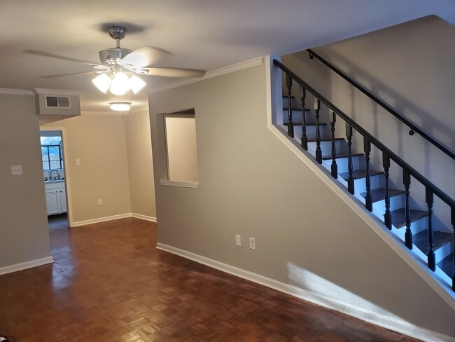 Building Photo - 422 Longwood Ct