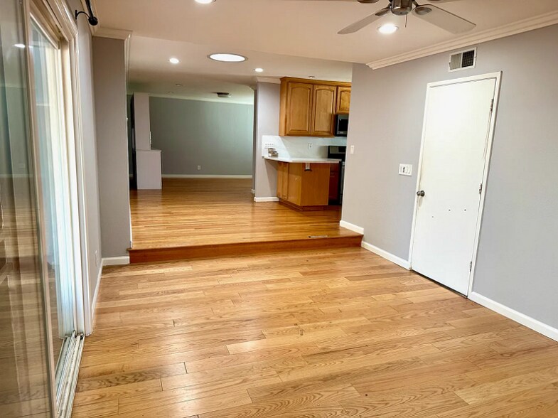 Building Photo - 5846 Pontiac Dr